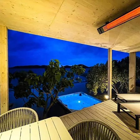 Mit Privatpool Fuer 6 Personen Ca 60 Qm In Drage, Dalmatien Norddalmatien Feriehus Drage
